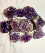 Cargar imagen en el visor de la galería, Amethyst Clusters